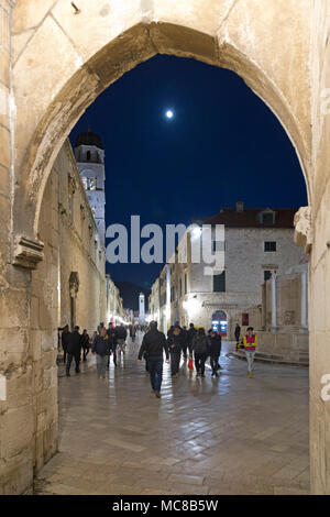 Stradun visto dalla pila di gate, città vecchia, Dubrovnik, Croazia Foto Stock