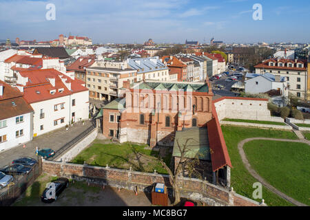 Jewish nel quartiere Kazimierz di Cracovia, in Polonia, con la Vecchia Sinagoga, Szeroka (Wide) Street e lontano vista del castello di Wawel, chiesa di S. Maria e altri chiesa Foto Stock