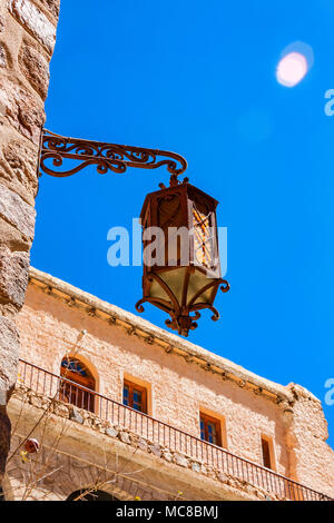 Vista della Lanterna antica appeso alla parete edilizia nel Santuario di Santa Caterina monastero nella penisola del Sinai, Egitto. Esso è il più antico lavoro monaster cristiana Foto Stock