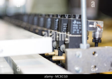 Componenti pneumatici di fabbrica industriale installazione di macchinari da vicino Foto Stock