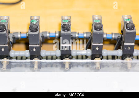 Componenti pneumatici di fabbrica industriale installazione di macchinari da vicino Foto Stock