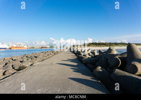 Diga in calcestruzzo a Klaipeda porto Molo gates Foto Stock