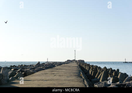 Diga in calcestruzzo a Klaipeda porto Molo gates Foto Stock