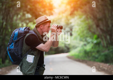 Giovane uomo che viaggiano per backpacker e fotografo in campagna locale della Thailandia Foto Stock