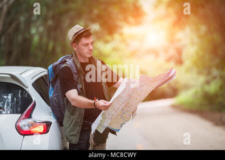 Giovane uomo che viaggiano per backpacker e fotografo con auto in campagna locale della Thailandia Foto Stock