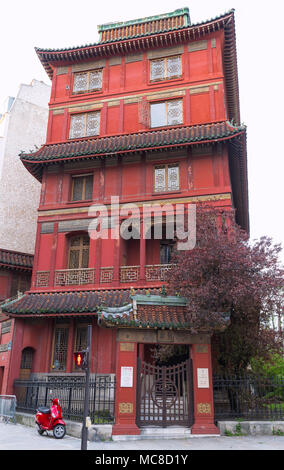 Rosso pagoda cinese a Parigi nel quartiere di otto, Francia. Foto Stock