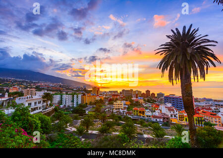 Puerto de la Cruz, Tenerife, Isole canarie, Spagna: Sceninc vista sopra la città al tramonto Foto Stock