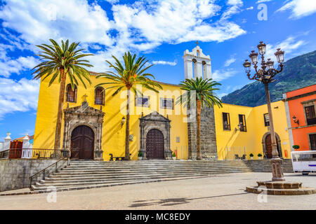 A Garachico, Tenerife, Isole canarie, Spagna: San Francisco monastero esterno e piazza principale nella città di Garachico Foto Stock