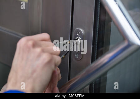 Close-up di mano di una persona porta di apertura con Lockpicker Foto Stock