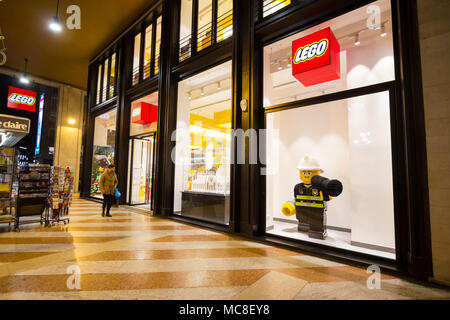 Milano, Dicembre 2017: vetrina di Lego nella strada dello shopping di moda e design dei capitali del mondo, a dicembre 2017 a Milano, Italia Foto Stock