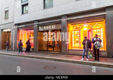 Milano, Dicembre 2017: vetrina di Gucci nella strada dello shopping di moda e design dei capitali del mondo, a dicembre 2017 a Milano, Italia Foto Stock