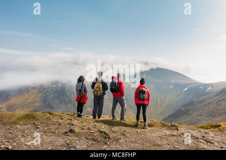 Lake District scena - walkers permanente sulla Ullock Pike guardando sopra la valle di laminazione nuvole sopra la parte superiore di Skiddaw mountain, Inghilterra, Foto Stock