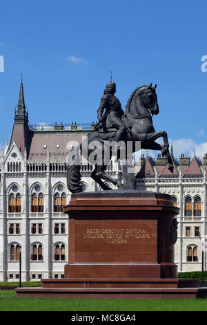Statua equestre di nazionale ungherese Ferenc eroe Rakoczi II. sulla piazza Kossuth Lajos ter di fronte al parlamento ungherese nel pro capite Foto Stock