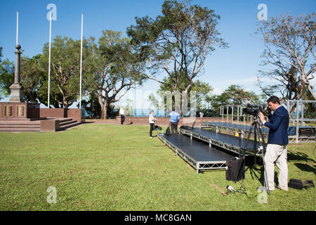 Darwin,NT,Australia-April 10,2018: News reporter impostazione telecamera a Bicentennial Park per Royal visita a Darwin, in Australia Foto Stock