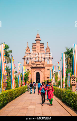 Varanasi, India - 23 Novembre 2017 : Mulagandha Kuti Vihara Sarnath rovine antiche Foto Stock