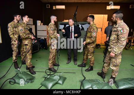 Ivano Trevisanutto, capo di sostegno alla formazione nel Centro Italia (centro), incontra l'Esercito Italiano paracadutisti assegnato al reggimento "Savoia Cavalleria" Folgore Brigata Grosseto, durante il corso di formazione utilizzando le abilità di coinvolgimento Trainer (EST) alla Caserma Ederle Vicenza, Italia, 27 marzo 2018. I paracadutisti italiani utilizzare U.S. RTSD esercito sud attrezzatura per migliorare le relazioni bilaterali e per espandere i livelli di cooperazione e la capacità del personale coinvolto nelle operazioni congiunte. Foto Stock