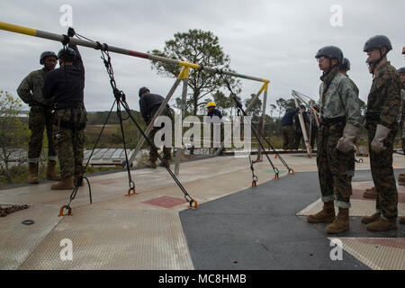 Stati Uniti Marine Corps reclute con Lima Company, 3° Battaglione, reclutamento di formazione reggimento, prepararsi per andare verso il basso il rappel tower su Marine Corps reclutare Depot, Parris Island, S.C., Marzo 27th, 2018. Il rappel tower simula una situazione dove Marines deve rappel giù alte altezze. Foto Stock