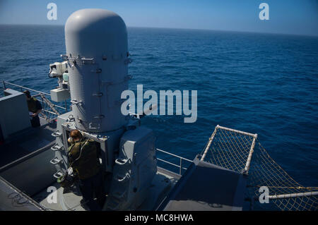 OCEAN (29 marzo 2018) Fire Controlman 3rd Class Caitlin Calkin, dalla Napa Valley, California, esegue la manutenzione di routine su una stretta-in sistema di arma dopo un live fire esercizio a bordo della portaerei USS John C. Stennis (CVN 74). John C. Stennis è in corso di addestramento come si prepara per la sua prossima distribuzione programmata. Foto Stock