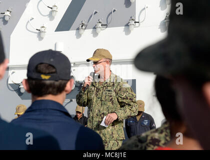 SAN DIEGO (30 marzo 2018) Capt. Benjamin Allbritton, comandante di assalto anfibio nave USS Boxer (LHD 4), affronta l'equipaggio durante una chiamata le mani sul ponte di volo. Boxer è pierside nella sua preparazione homeport per Commander, Navale di forze di superficie alle prove in mare. Foto Stock