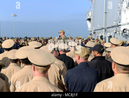 SAN DIEGO (30 marzo 2018) Capt. Benjamin Allbritton, comandante di assalto anfibio nave USS Boxer (LHD 4), affronta l'equipaggio durante una chiamata le mani sul ponte di volo. Boxer è pierside nella sua preparazione homeport per Commander, Navale di forze di superficie alle prove in mare. Foto Stock