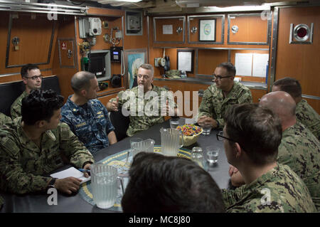 APRA HARBOR, Guam (2 aprile 2018) posteriori Adm. James acque III, direttore sede marittima, U.S. Flotta del Pacifico, il centro sinistra, discute supporto sottomarino successi e insuccessi con velisti assegnati a Los Angeles-class attack submarine USS Topeka (SSN 754) durante un tour a bordo, 2 aprile. Le acque si è incontrato con i comandi della marina in Guam per discutere di manutenzione della nave e le capacità logistiche e di preoccupazioni. Foto Stock