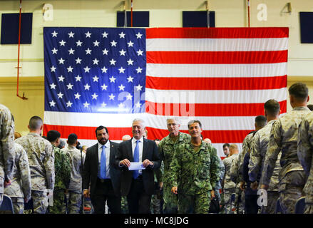 MANAMA, Bahrain (15 marzo 2018) DEGLI STATI UNITI Il Segretario della Difesa James N. Mattis si incontra con i Marines e marinai assegnato alla Naval Amphibious vigore, Task Force 51/5th Marine Expeditionary Brigade, durante un comune impegno a supporto navale attività Bahrain. TF 51/5 personale era concessa la possibilità di porre domande e ascoltare il Segretario della Difesa a parlare della corrente di postura della difesa negli Stati Uniti Comando centrale area di responsabilità. Foto Stock