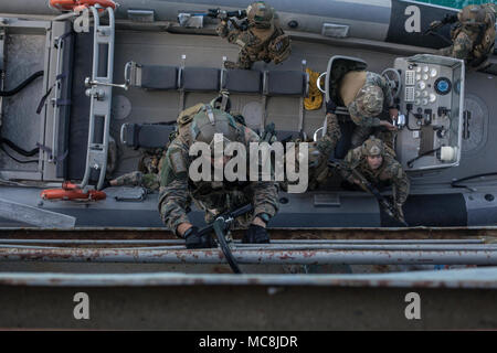 Un U.S. Marine assegnato al marittimo forza Raid (MRF), 26 Marine Expeditionary Unit (MEU), sale una scala di speleologia durante la rigida-scafo gommone inserimento formazione presso la base navale di Souda Bay, Creta, Grecia, 15 marzo 2018. La NATO di interdizione marittima Operations Training Center ha ospitato il MRF la formazione come parte di un due settimane di corso progettato per insegnare di interdizione marittima tecniche per la NATO nazioni partner. Foto Stock