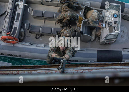 Un U.S. Marine assegnato al marittimo forza Raid (MRF), 26 Marine Expeditionary Unit (MEU), sale una scala di speleologia durante la rigida-scafo gommone inserimento formazione presso la base navale di Souda Bay, Creta, Grecia, 15 marzo 2018. La NATO di interdizione marittima Operations Training Center ha ospitato il MRF la formazione come parte di un due settimane di corso progettato per insegnare di interdizione marittima tecniche per la NATO nazioni partner. Foto Stock