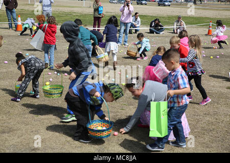 I membri del servizio e le loro famiglie si sono riuniti per la Pasqua Eggstravaganza evento al Marine Corps Air Station Cherry Point, N.C., 24 marzo 2018. La manifestazione comprendeva uova di Pasqua Caccia, gonfiabile case di bounce, un percorso ad ostacoli, carrelli di cibo, il coniglietto di Pasqua e di più. Il Eggstravaganza servizio consentito ai membri e alle loro famiglie di godere gratuitamente una giornata di divertimento sulla stazione dell'aria. Circa 2.000 fino a circa 3 mila persone hanno partecipato a questo anno di Pasqua Eggstravaganza. Foto Stock