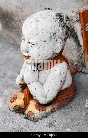 Thailandia doll amuleto decorazione su sfondo ,vista frontale dall'alto costo tecnico-up. Foto Stock