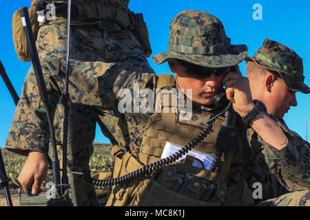 Lancia Cpl. Lane Daniels, un operatore radio con il primo Air Naval spari Liaison Company, xiii Marine Expeditionary Unit, regola il fuoco indiretto da M252 81mm mortai per la posizione del bersaglio sull isola di San Clemente, California, 28 marzo 2018. L'Essex anfibio gruppo pronto e il XIII MEU completamente integrate per la prima volta prima della loro implementazione in estate. Squadrone anfibio, MEU integrazione la formazione è un elemento cruciale di pre-distribuzione esercizio che consente al corpo di Navy-Marine team rapidamente a pianificare ed eseguire complesse operazioni di spedizione navale. Foto Stock