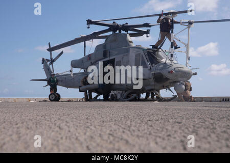 Mare Mediterraneo (29 marzo 2018) Marines preparare un UH-1Y Huey elicottero, attaccato al mezzo marino Tiltrotor Squadron (VMM) 162 (rinforzato), a prendere il via dal ponte di volo del San Antonio-classe di trasporto anfibio dock nave USS New York (LPD) 21 marzo 29, 2018. New York, homeported a Mayport, Florida, sta conducendo operazioni navali negli Stati Uniti Sesta flotta area di operazioni. Foto Stock