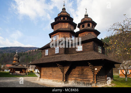 Antica chiesa in legno del Santo Profeta Elia ( Ilinskaya) , Borgo Dora, vicino Yaremche - monumento culturale, Ucraina. Nei Carpazi. Foto Stock