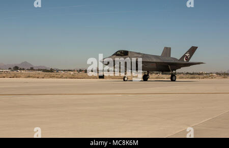 Il comandante della Marina attacco Fighter Squadron 122 (VMFA-122), Lt. Col. John P. Prezzo, terre dopo aver condotto la prima delle operazioni di volo in un F-35B Lightning ll al Marine Corps Air Station (ICM) Yuma, Ariz., Marzo 29, 2018. VMFA-122 condotto le operazioni di volo per la prima volta come un F-35 squadron. Foto Stock