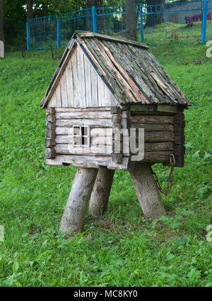 Decorative piccola capanna in legno per arredamento da giardino Foto Stock