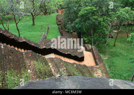 Le scale conducono alla sommità della Rocca del Leone in Sigiriya, Sri Lanka Foto Stock