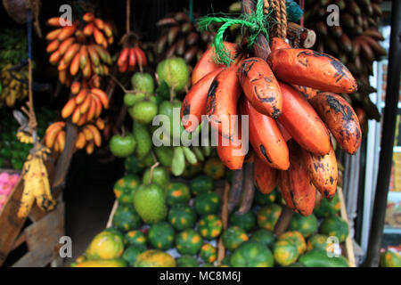 Banane Rosso a una pressione di stallo di frutta, Kandy, Sri Lanka Foto Stock