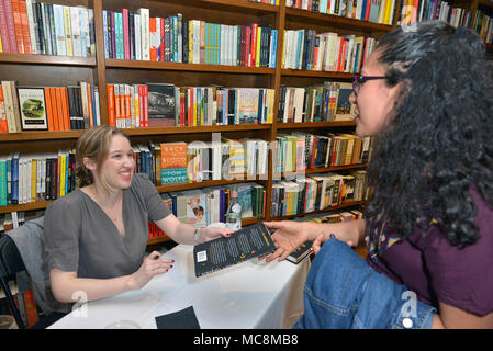 Autore Chloe Benjamin segni copie del suo libro "L'Immortalists' a libri e libri in Coral Gables, Florida con: Chloe Benjamin Dove: Coral Gables, Florida, Stati Uniti quando: 13 Mar 2018 Credit: Fotografia JLN/WENN.com Foto Stock