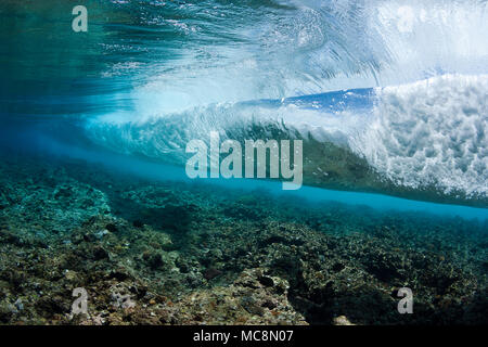 Crash di surf sulla barriera corallina al largo dell'isola di Yap in Micronesia. Foto Stock
