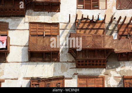 Il balcone di ogni camera un corallo casa nella zona residenziale nel quartiere storico (Al Balad) a Jeddah, Arabia Saudita Foto Stock