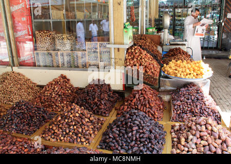 Date sui souk (vecchio mercato arabo) a Jeddah Foto Stock