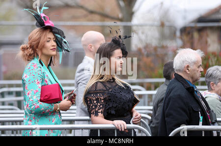 Racegoers arrivare per gran giornata nazionale del 2018 Sanità Randox Grand National Festival presso l'Aintree Racecourse, Liverpool. Foto Stock