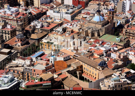 La sommità del monte Benacantil offre una vista incredibile di Alicante, Spagna Foto Stock