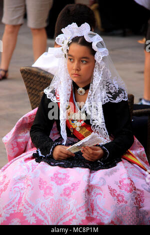 Tradizionalmente condita fino alla ragazza Hogueras de Festival di San Juan di Alicante in Spagna Foto Stock