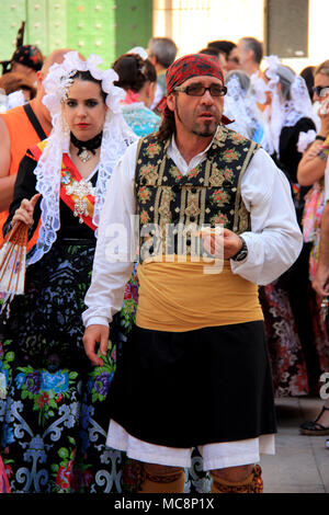 Tradizionalmente vestito uomo al Hogueras de Festival di San Juan di Alicante in Spagna, mangiare tapas Foto Stock