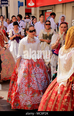 Tradizionalmente vestiti da donne al Hogueras de Festival di San Juan di Alicante in Spagna Foto Stock