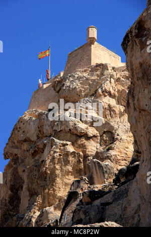 Santa Bárbara Castle, situato sulla sommità del monte Benacantilin, affacciato su Alicante, Spagna Foto Stock