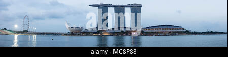 Panorama shot di Singapore il Marina Bay sands e Singapore Flyer, Singapore, 14 aprile 2018 Foto Stock