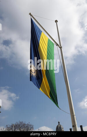 La bandiera del Ruanda vola con altri flag da paesi del Commonwealth in piazza del Parlamento, Londra centrale, davanti a dei capi di governo del Commonwealth riuniti (CHOGM) lunedì. Foto Stock
