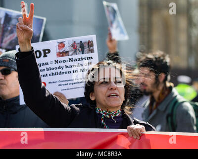 La guida la sua Mini, Kate Hoey, manodopera MP per la Vauxhall trova il suo modo in House of Commons bloccato da Pro-Kurdish manifestanti. Dotato di: atmosfera, vista in cui: London, England, Regno Unito quando: 14 Mar 2018 Credit: Wheatley/WENN Foto Stock